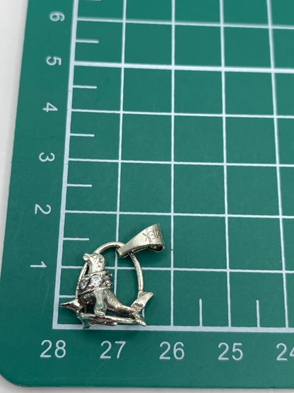 Dije de foca sobre regla en centímetros mostrando tamaño real de 2.2 cm