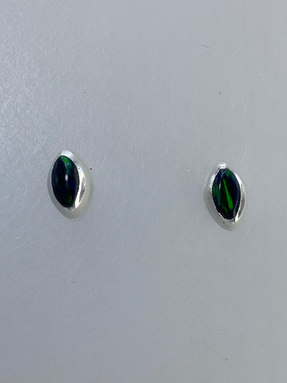 Aretes de plata con ópalo de fuego multicolor, par completo mostrando destellos naranjas, verdes y azules