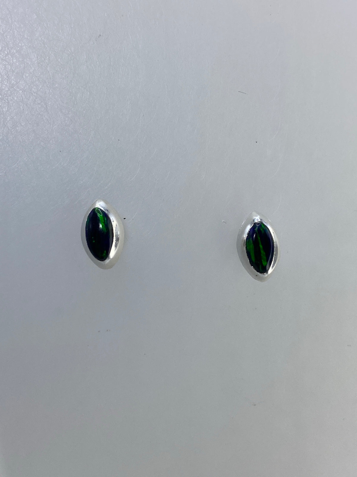 Detalle del engaste a mano de ópalo de fuego en plata 925