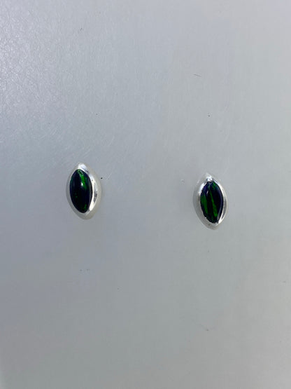 Detalle del engaste a mano de ópalo de fuego en plata 925