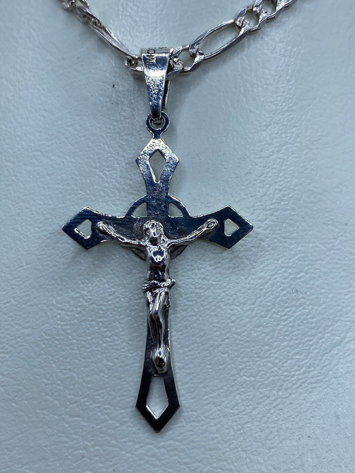 Crucifijo de plata 925 con brazos calados sobre cadena Figaro