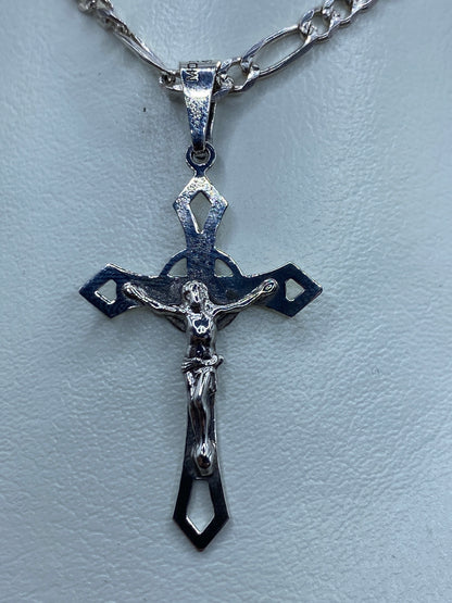 Crucifijo de plata 925 con brazos calados sobre cadena Figaro