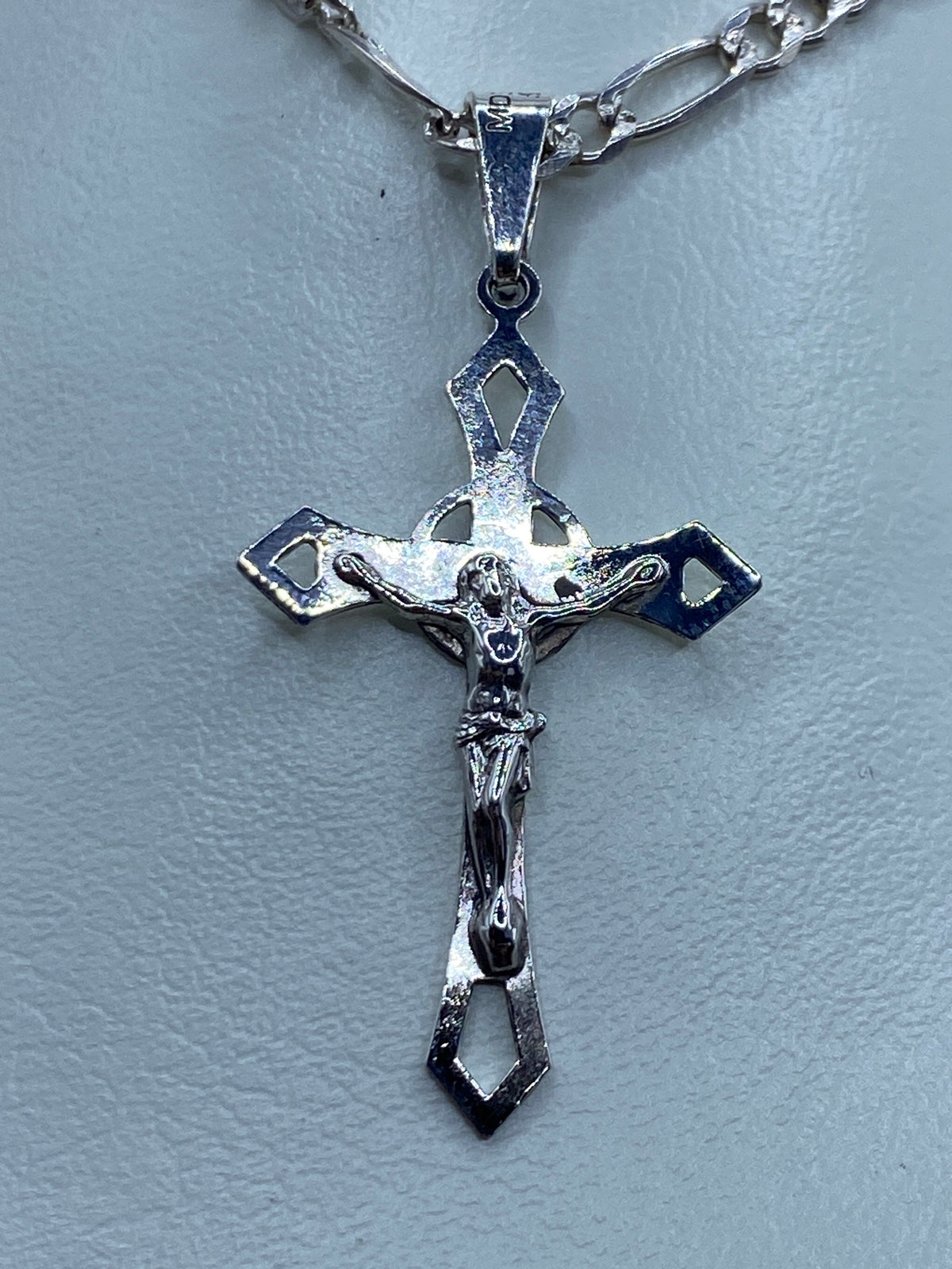 Crucifijo de Taxco medido en escala con regla — 4.2 cm de largo