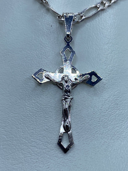 Crucifijo de Taxco medido en escala con regla — 4.2 cm de largo