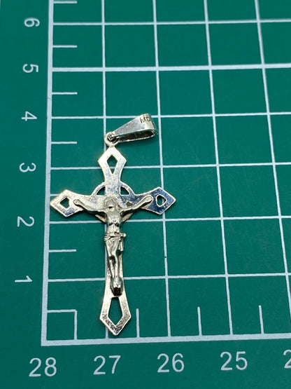 Crucifijo de plata 925 en balanza de joyero confirmando 1.36 gramos