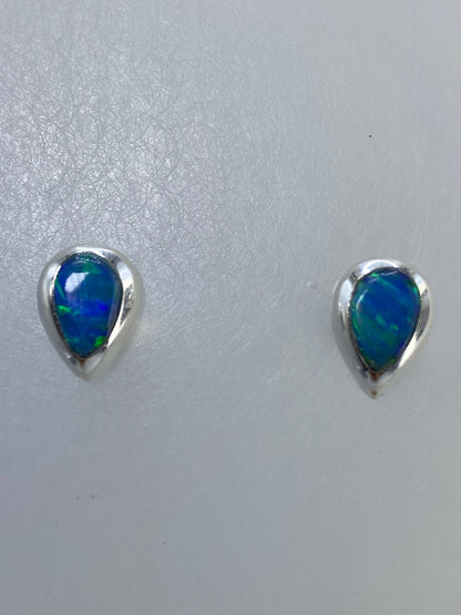 Par de aretes de plata con ópalo de fuego azul en vista frontal
