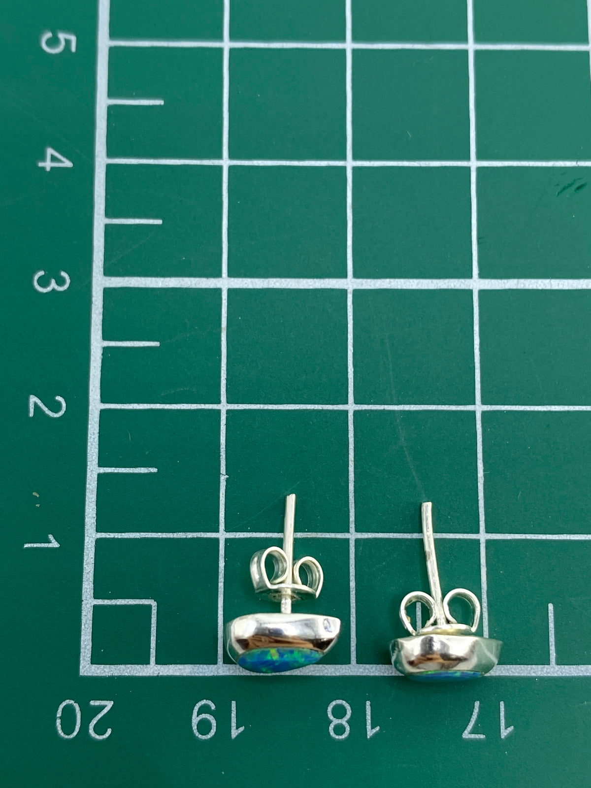 Aretes en la balanza mostrando peso de 0.81 gramos
