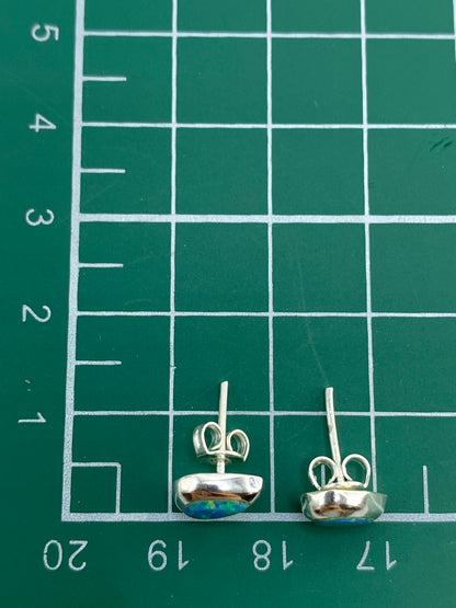 Aretes en la balanza mostrando peso de 0.81 gramos