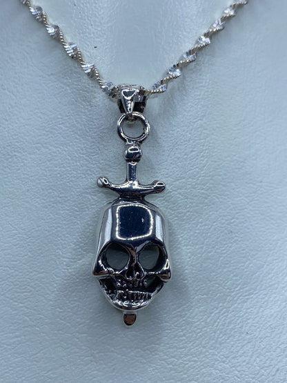 Dije de plata 925 con calavera y espada fundido en Taxco, en collar de eslabones