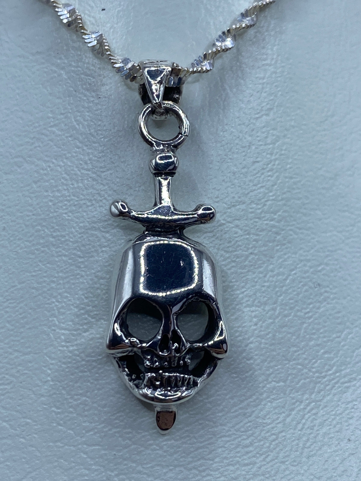 Dije calavera con espada de plata 925 medido en centímetros, con largo de 3.6 cm