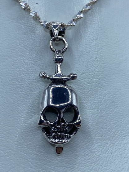 Dije calavera con espada de plata 925 medido en centímetros, con largo de 3.6 cm