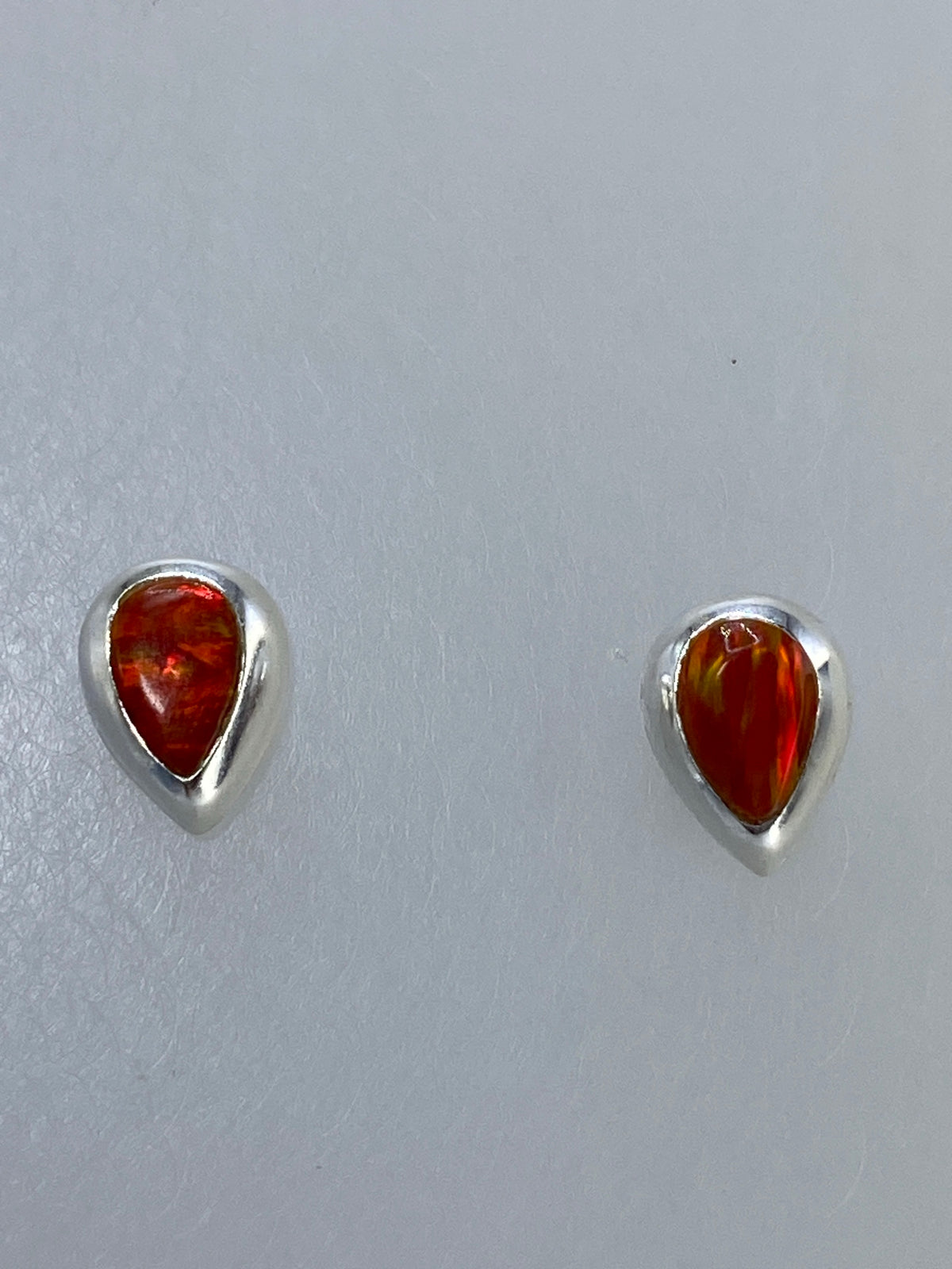 Par de aretes de plata 925 con ópalo de fuego naranja engastado, vista frontal