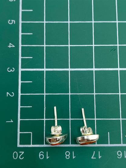 Reverso de los aretes mostrando el Quinto 925 en la plata