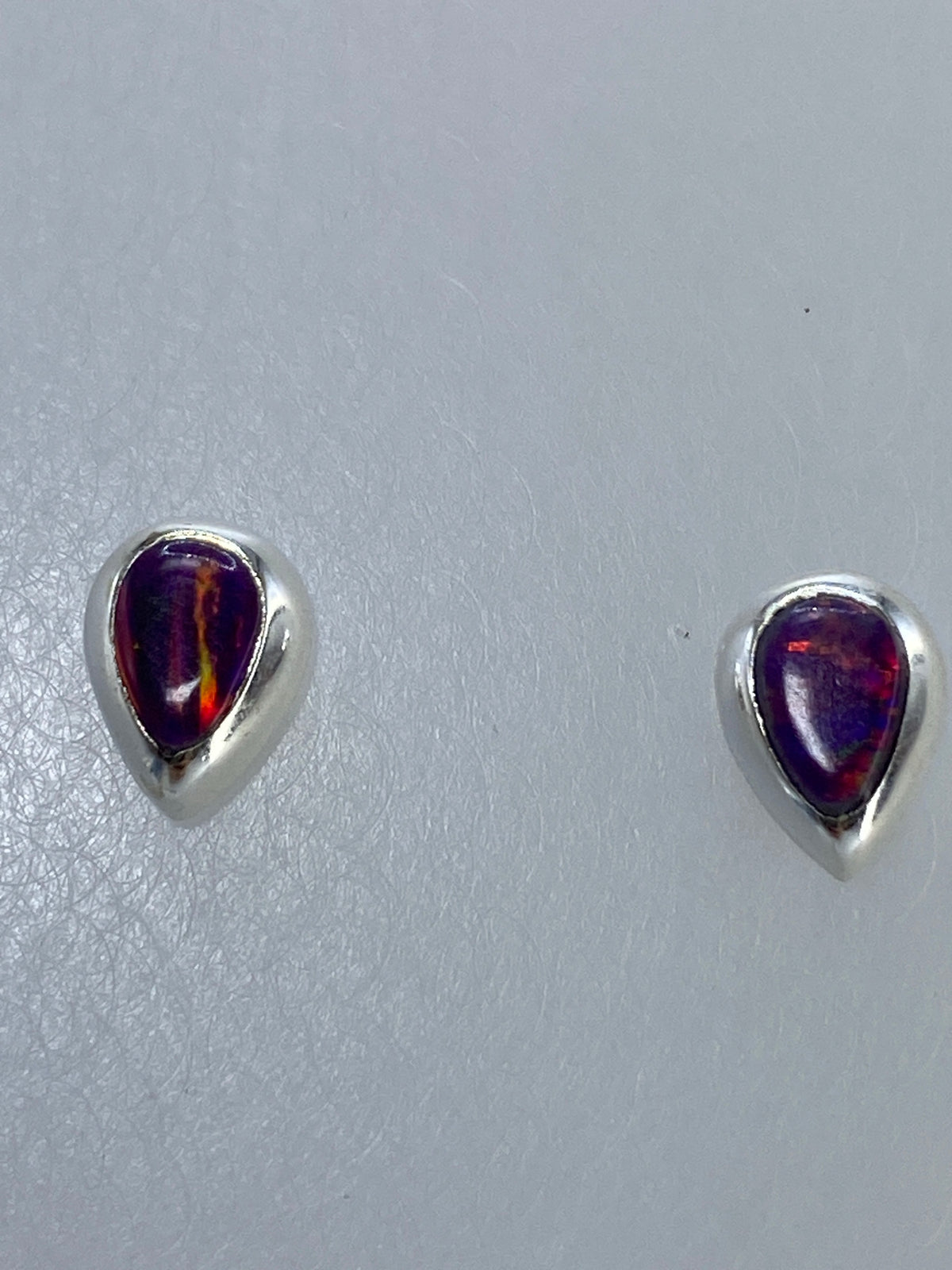 Par de aretes de plata 925 con ópalo de fuego multicolor engastado a mano, vista frontal