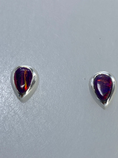 Par de aretes de plata 925 con ópalo de fuego multicolor engastado a mano, vista frontal