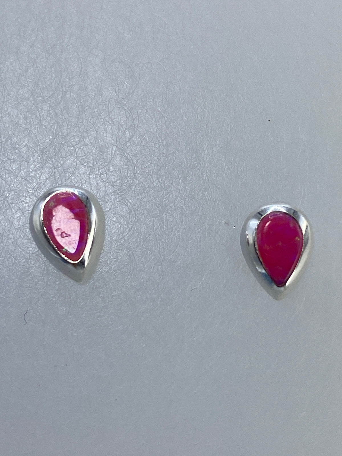 Par de aretes de plata en gota con ópalo de fuego multicolor brillante