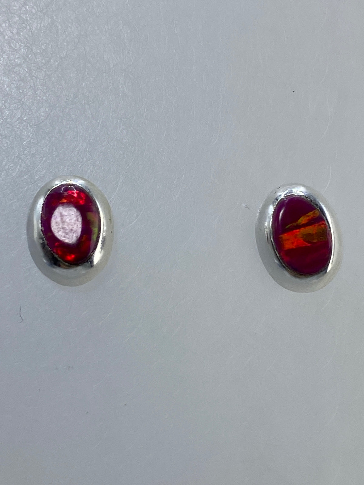 Aretes de plata 925 con ópalo de fuego multicolor engastado a mano