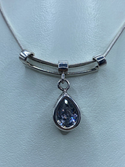 Dije de plata 925 con circonia blanca facetada en forma de gota, colgando de cadena metálica