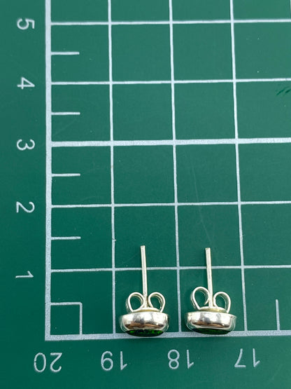 Reverso de los aretes mostrando el Quinto 925 de autenticidad