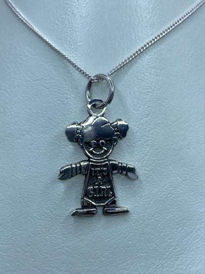 Dije de plata 925 con muñeca sonriente y frase "It's a Girl" en cadena plateada