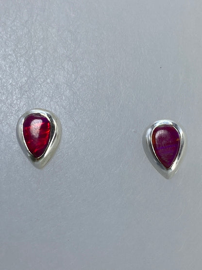 Par de aretes de plata con ópalo de fuego naranja engastado, vista frontal