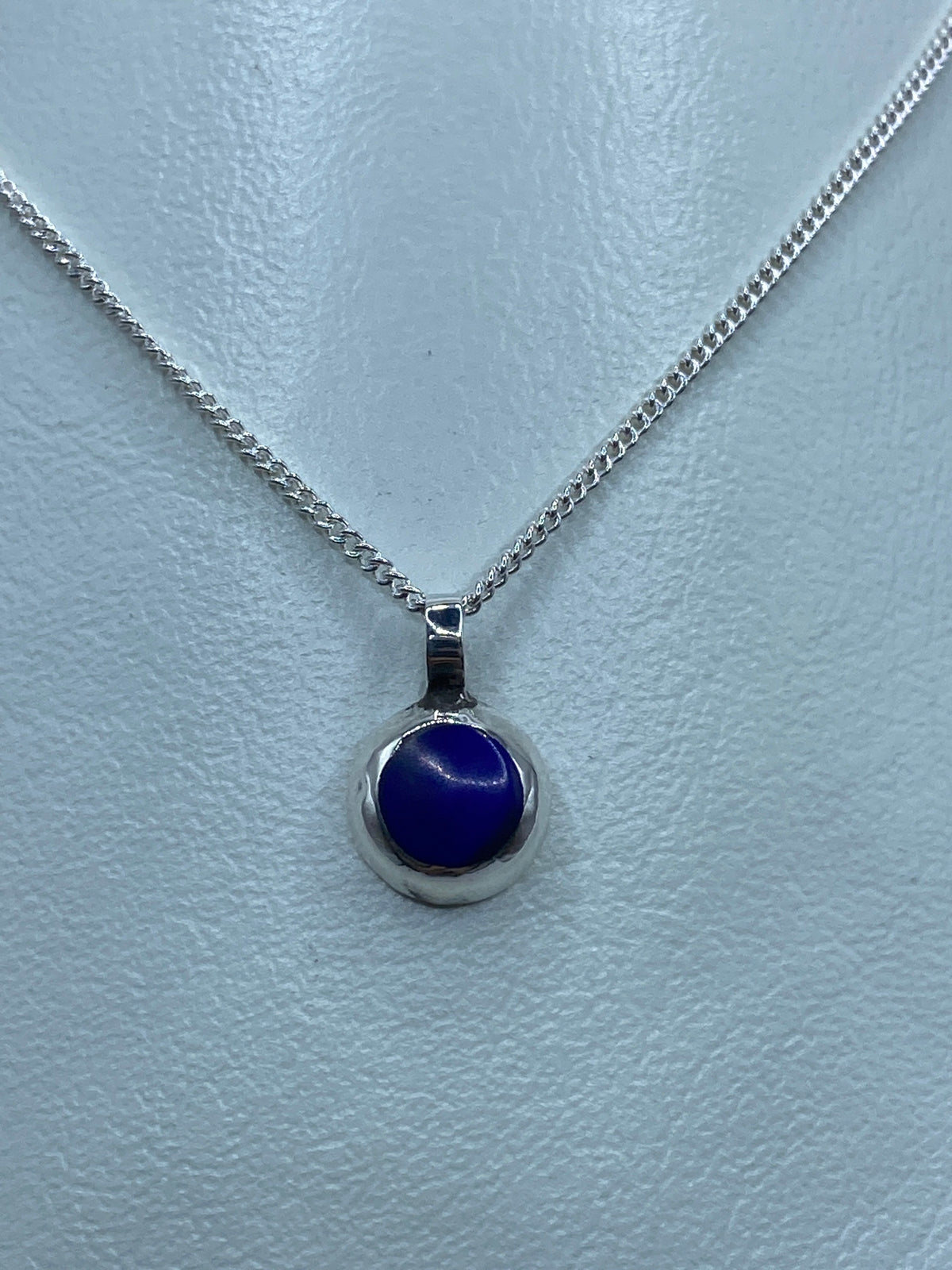 Dije de plata 925 con lapislázuli azul en cadena plateada, vista frontal