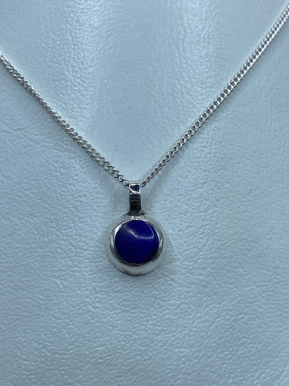 Dije de plata 925 con lapislázuli azul en cadena plateada, vista frontal