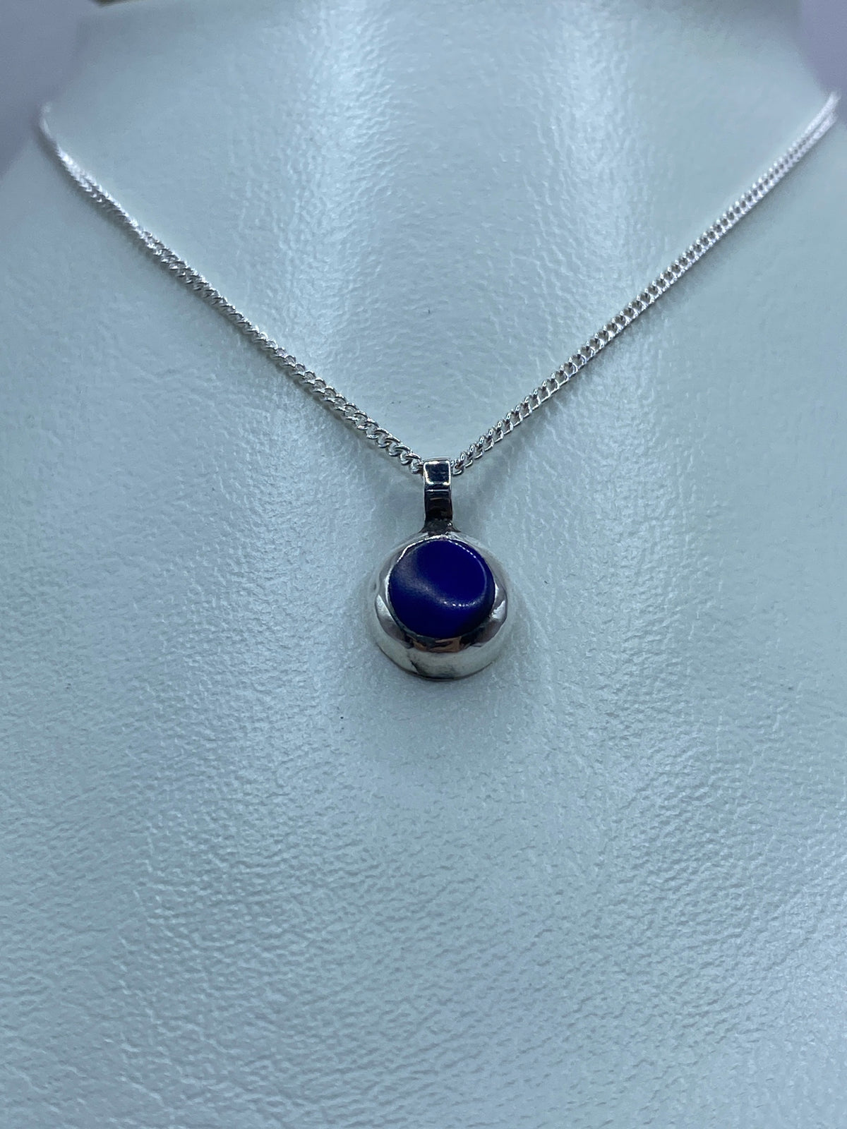 Dije diminuto de 1.2 cm de largo mostrando el lapislázuli natural con destellos de pirita