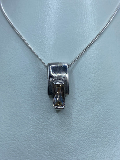 Dije de plata 925 con circonia blanca engastada, colgando de una cadena plateada