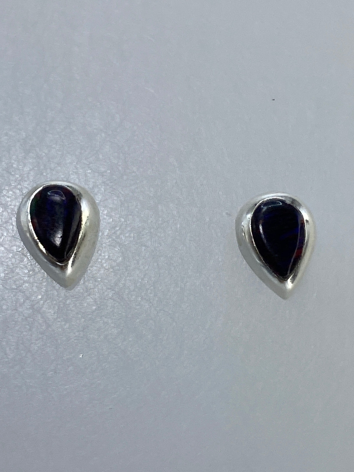 Par de aretes de plata con ópalo de fuego multicolor en tono naranja, rojo y amarillo