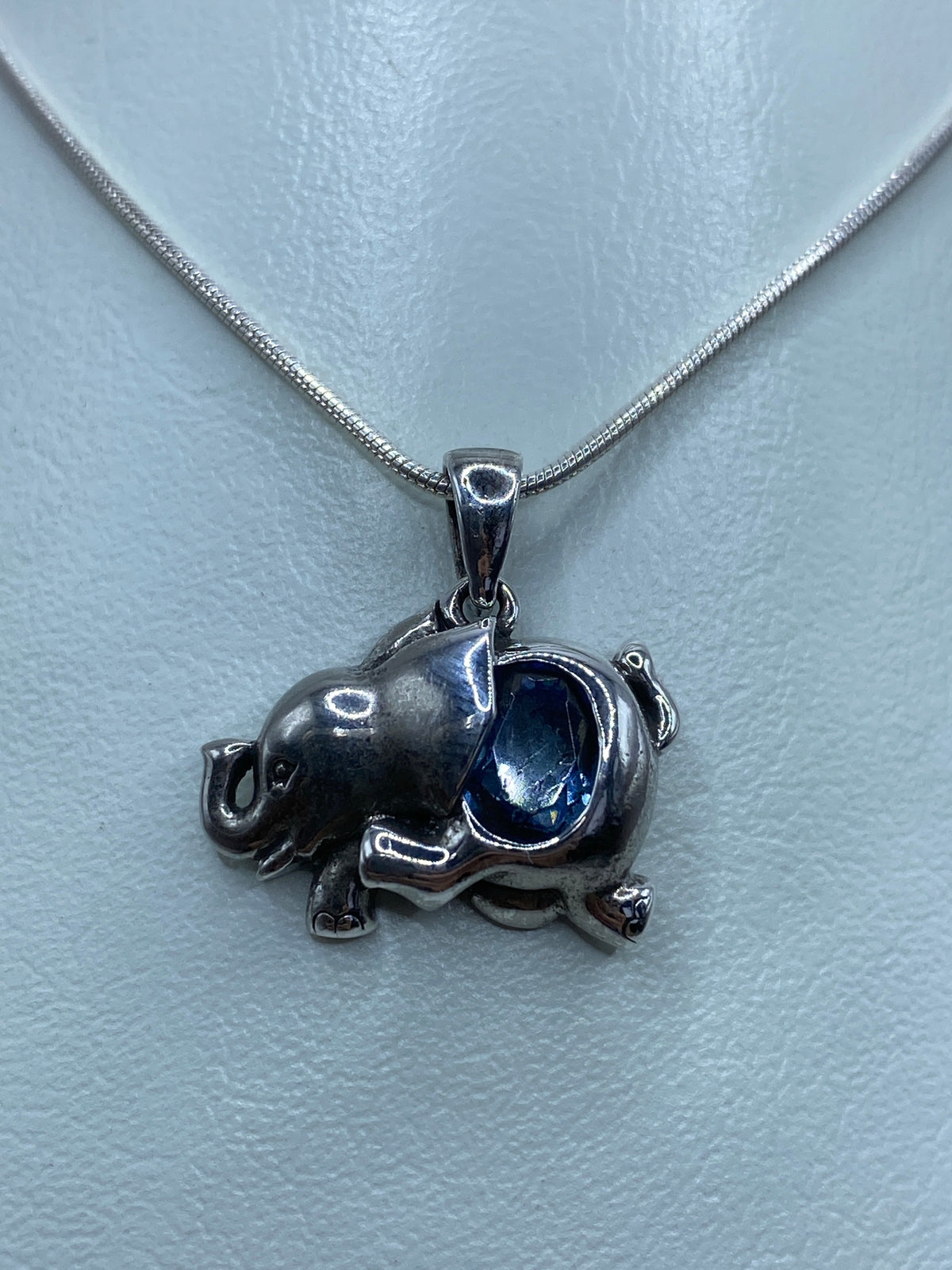 Dije elefante de plata 925 con circonia azul en cadena de plata