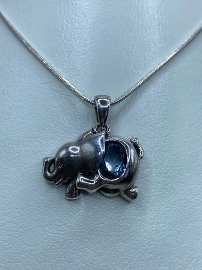 Dije elefante de plata 925 con circonia azul en cadena de plata