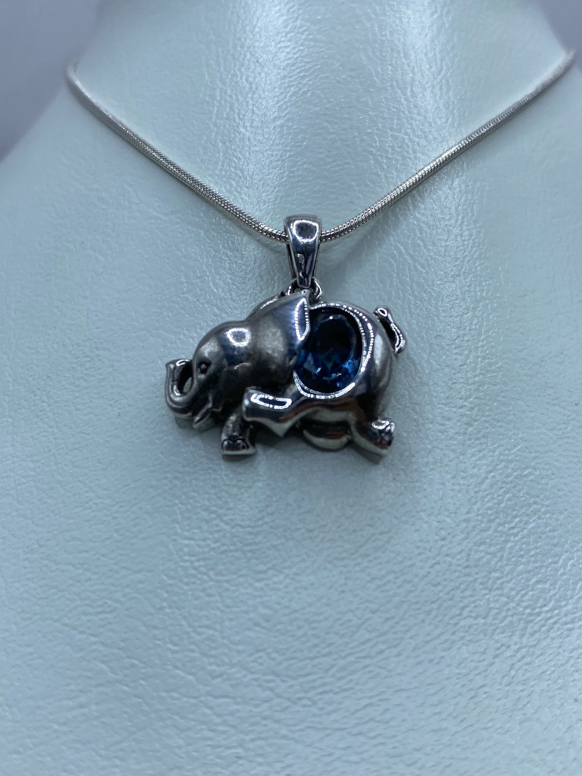 Detalle frontal del elefante: circonia azul engastada, pulido brillante