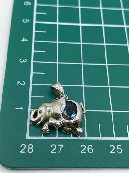 Dije sobre escala métrica: 2 cm de largo × 2 cm de ancho, con Quinto 925 visible
