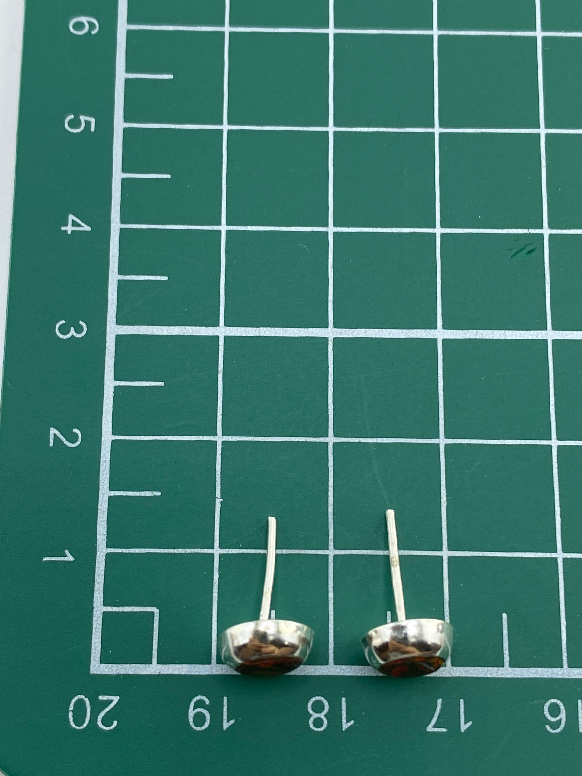 Reverso de los aretes mostrando el Quinto 925 estampado en plata