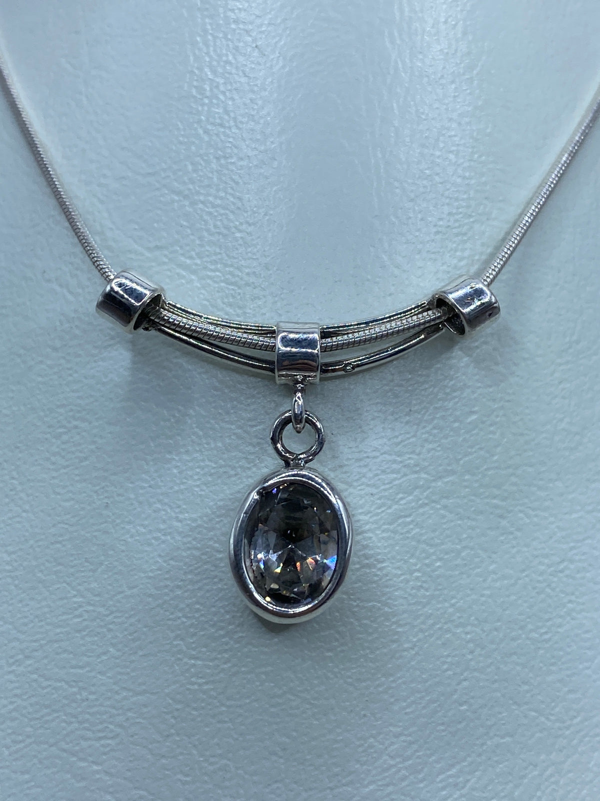 Dije de plata 925 con circonia blanca engastada, colgante de un collar serpentina