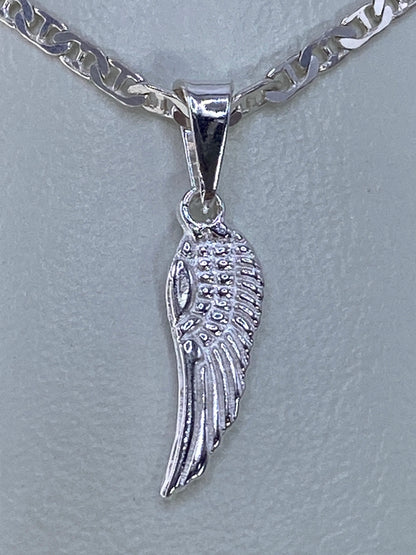Dije ala de ángel en plata 925 repujada a mano, vista frontal con cadena plateada