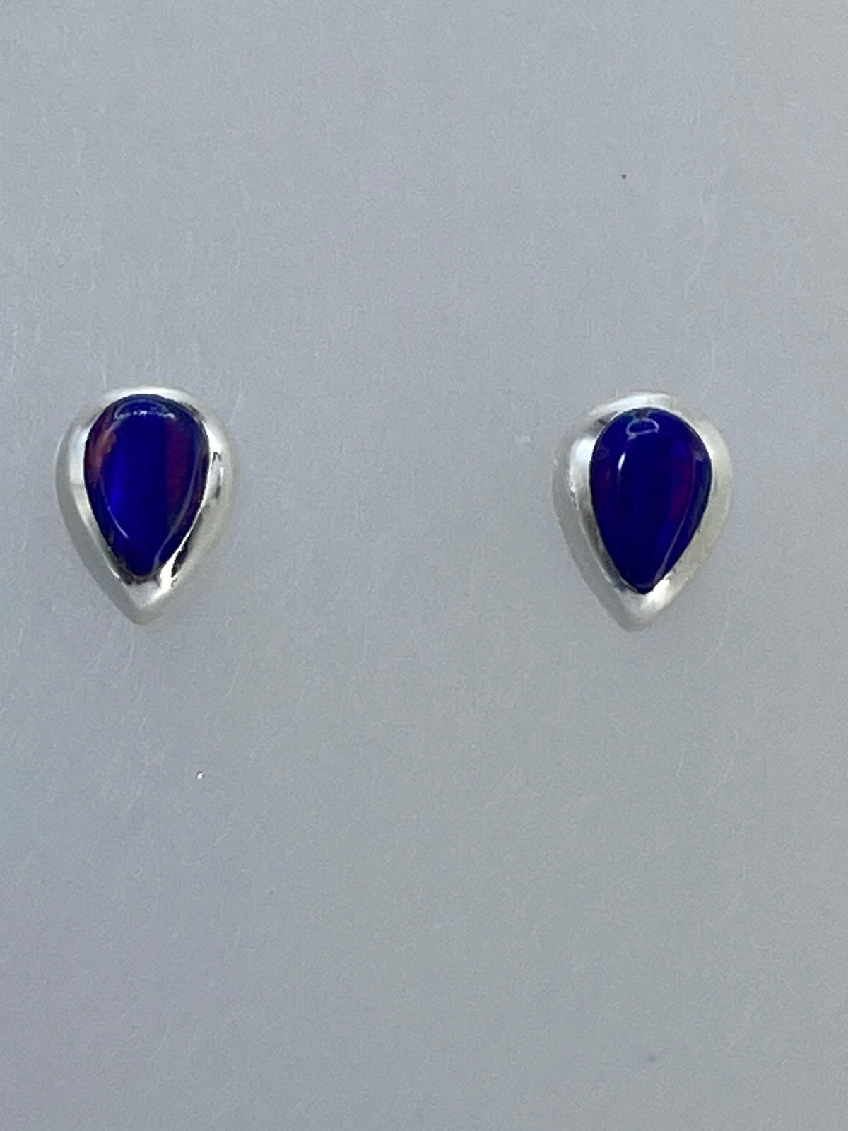 Detalle del engaste a mano del ópalo multicolor en plata pulida