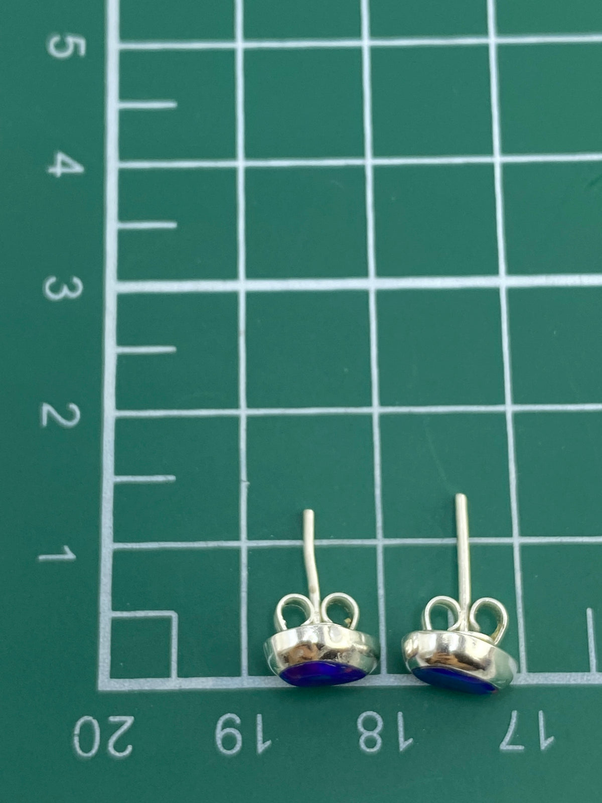 Aretes con broche de poste, vista de cierre y reverso plateado