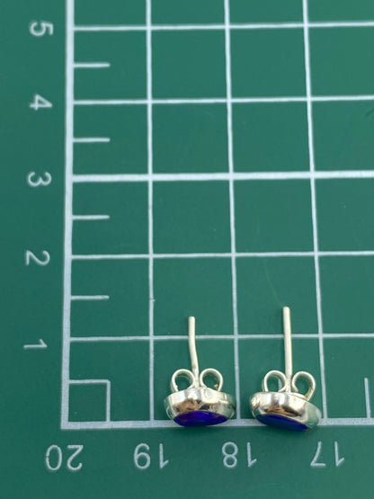 Aretes con broche de poste, vista de cierre y reverso plateado