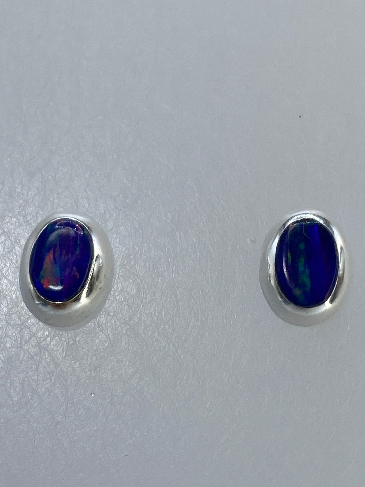 Par de aretes de plata 925 con ópalo de fuego multicolor, postes rectos con mariposa