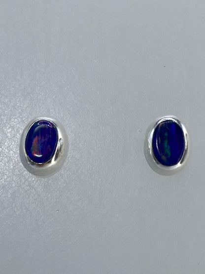 Aretes vistos desde atrás mostrando el cierre seguro de plata