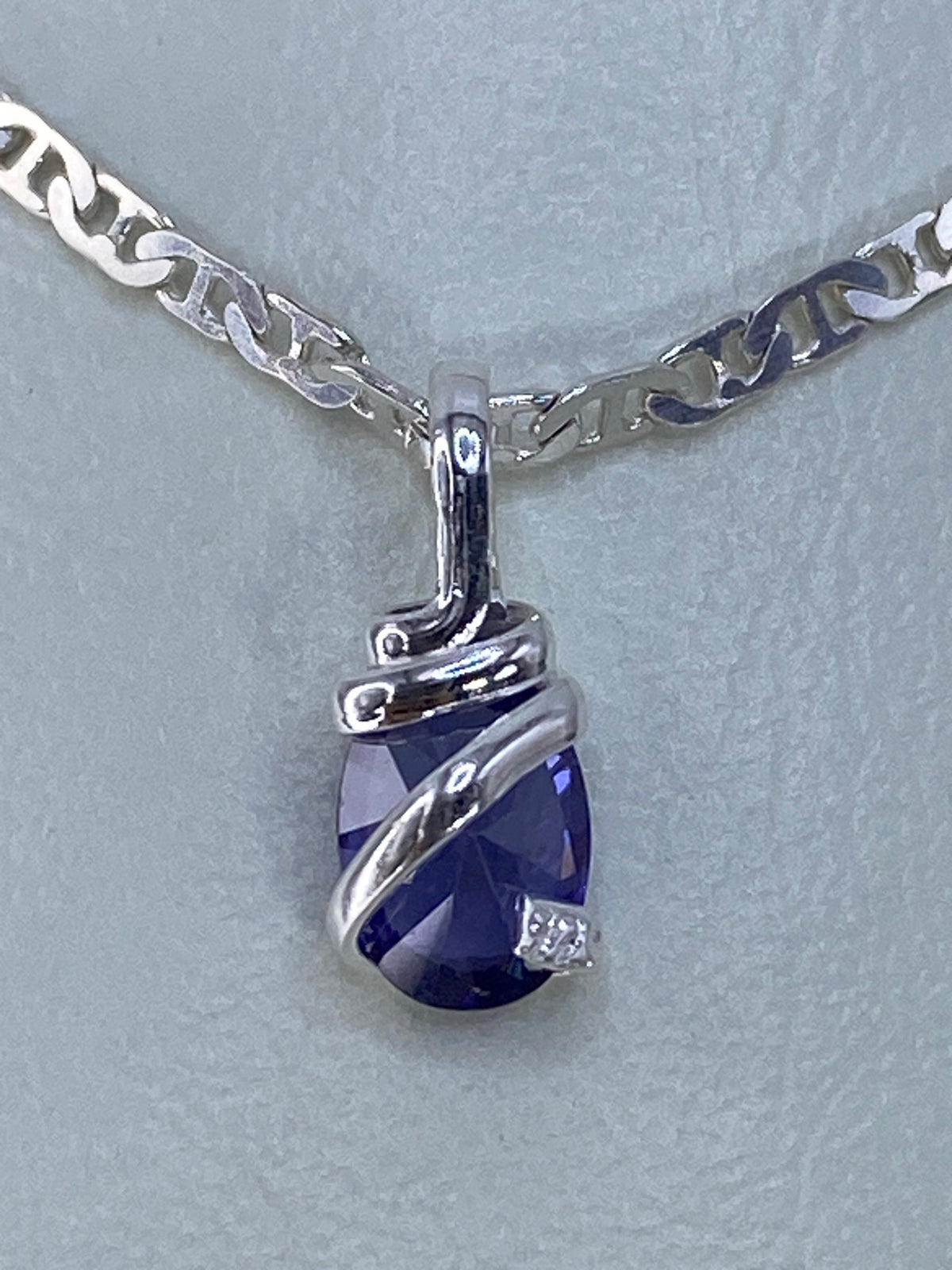 Dije de plata 925 con circonia azul engastada, sobre cadena tipo eslabón
