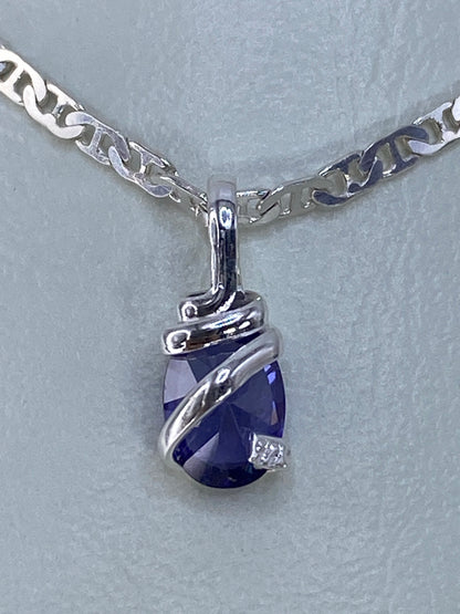 Dije de plata 925 con circonia azul engastada, sobre cadena tipo eslabón