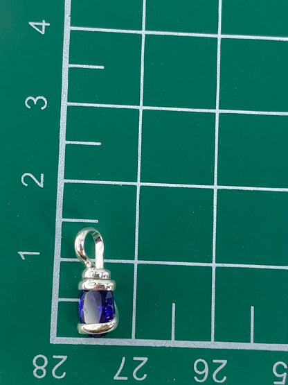Detalle del engaste a mano de la circonia azul en plata 925 Taxco