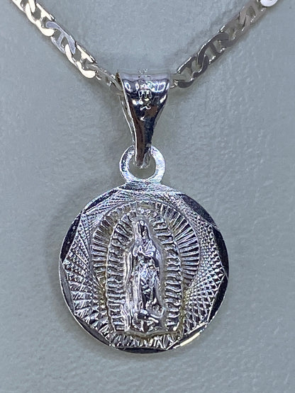 Dije de plata 925 con la Virgen de Guadalupe en relieve, visto de frente mostrando la aureola radiante