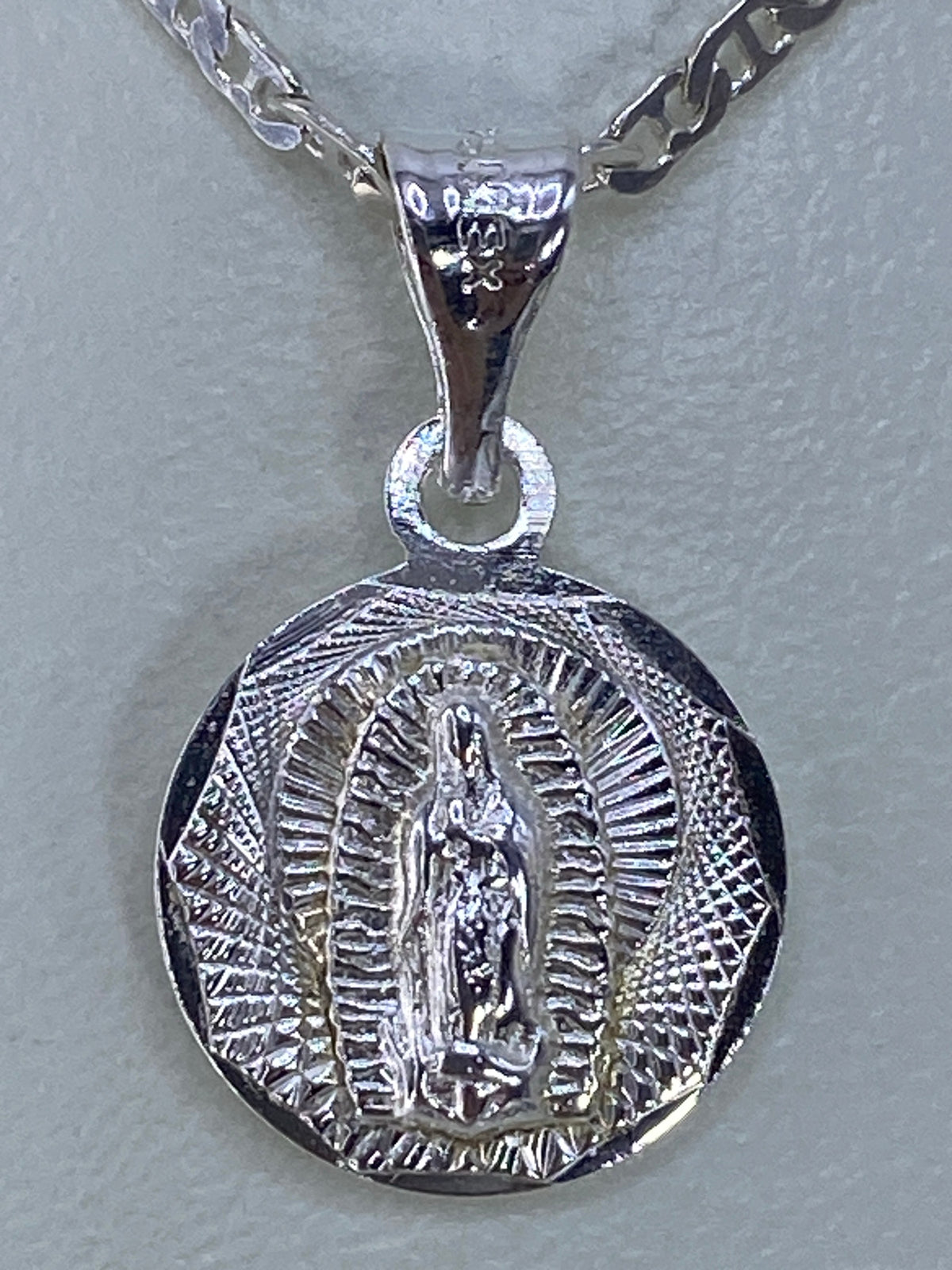 Detalle del reverso pulido del dije de plata