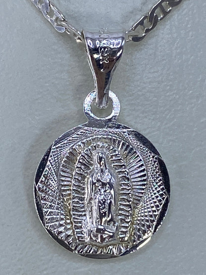 Detalle del reverso pulido del dije de plata
