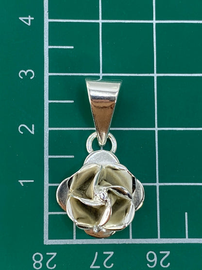 Detalle de los cortes de calado del dije floral desde arriba