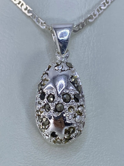 Dije de plata 925 con marcasita engastada, estilo art-déco, de 2.1 cm
